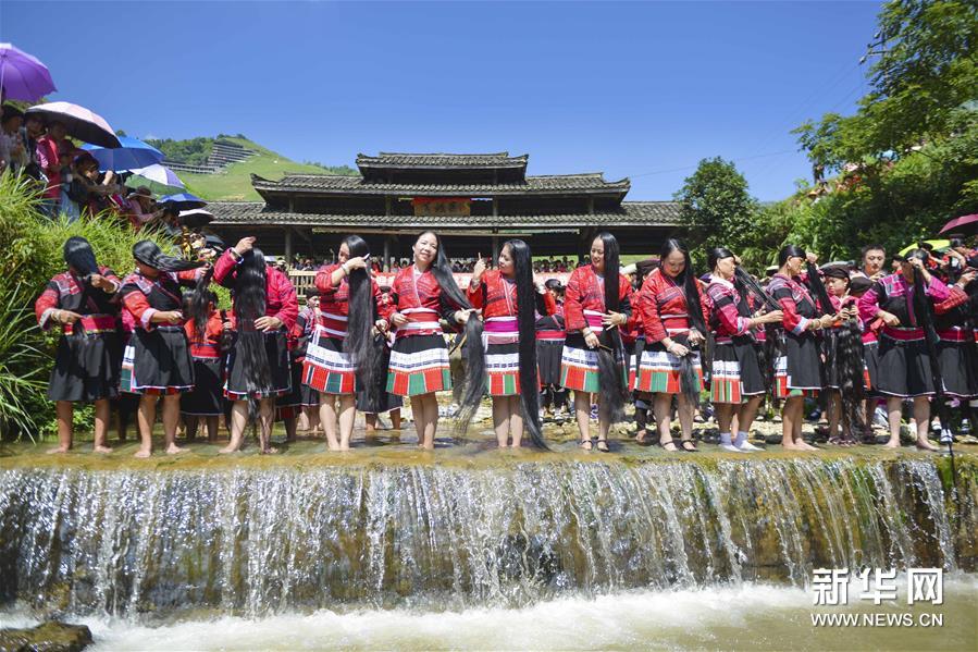 多姿多彩内衣_庆祝改革开放40年,衣服的“穿”越：从“黑灰蓝”到多姿多彩