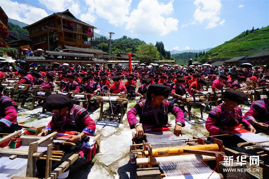 多姿多彩内衣_庆祝改革开放40年,衣服的“穿”越：从“黑灰蓝”到多姿多彩