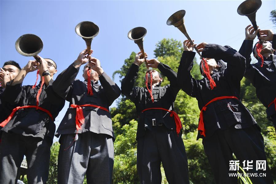 多姿多彩内衣_庆祝改革开放40年,衣服的“穿”越：从“黑灰蓝”到多姿多彩