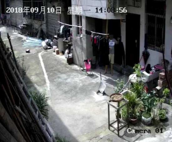 女人内衣裤_一快递员狂偷女性内衣裤“多的够开专卖店”,称难以自控