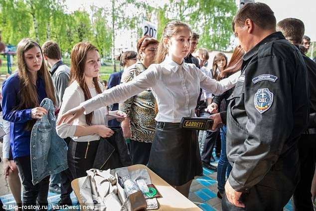 17岁女生穿什么内衣_俄罗斯17岁女生参加高考被安检要求脱掉内衣