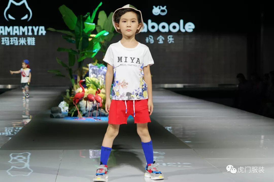 2019内衣走秀_Dolce&Gabbana举办2019春夏男装时尚发布会,包括男模内衣秀！(2)