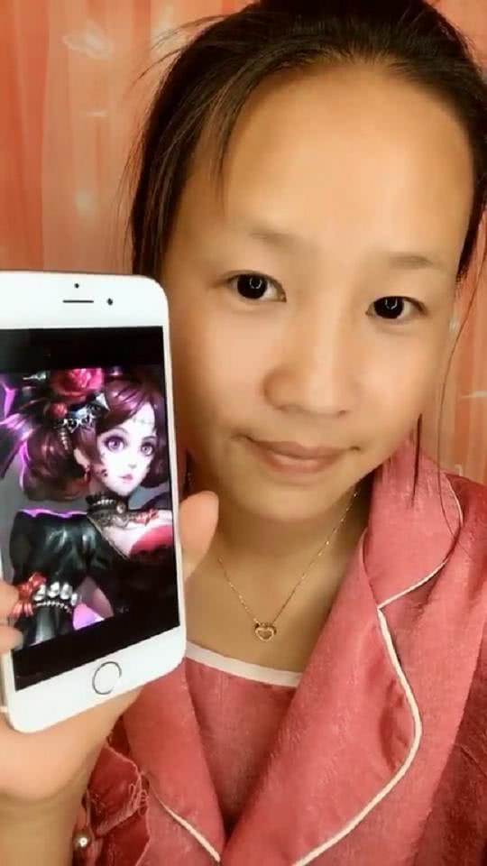 00后萝莉内衣_00后小萝莉仿妆《王者荣耀》露娜,换上服装后,简直美翻了！